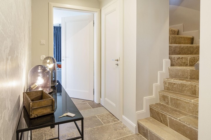 Flur EG und Treppe