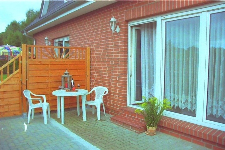 Terrasse mit Sitzgelegenheit und Grillplatz