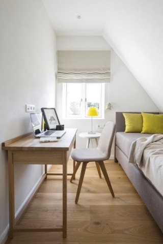 Ein Gästezimmer mit Arbeitsmöglichkeit