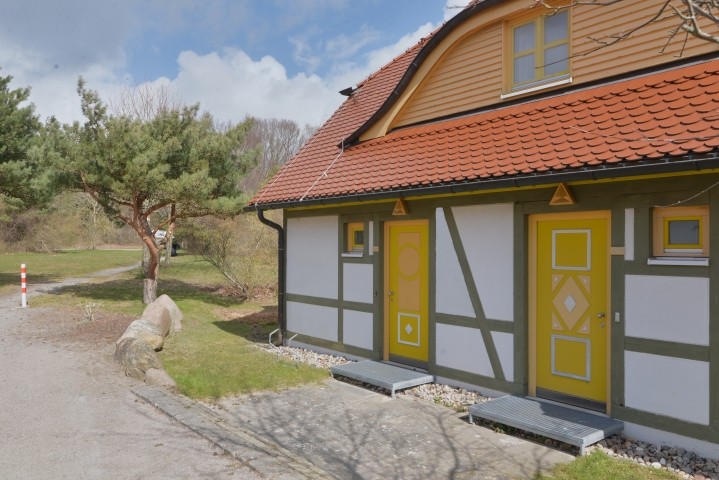 Hier befindet sich die Wohnung; im Hintergrund der Küstenwald