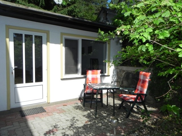 Außenansicht mit möblierter Terrasse