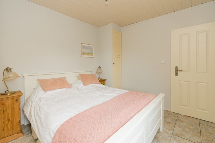 Das Hauptschlafzimmer mit Doppelbett