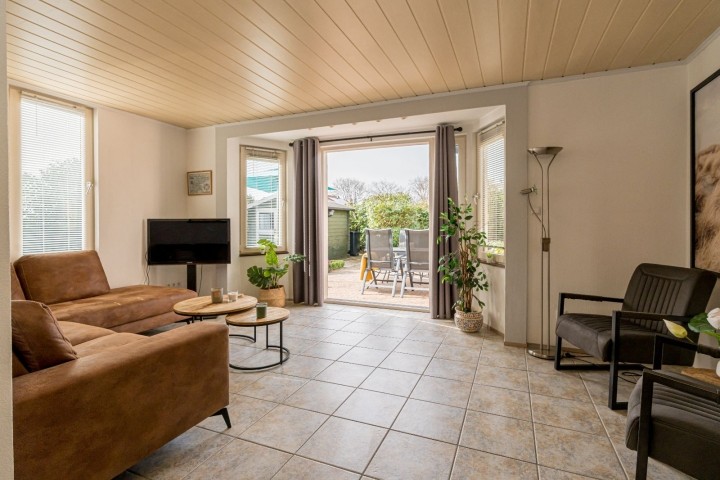 Das Wohnzimmer mit Sitzecke und Essecke