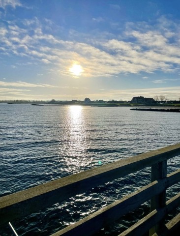 Der Blick von der Seebrücke auf die Ostsee
