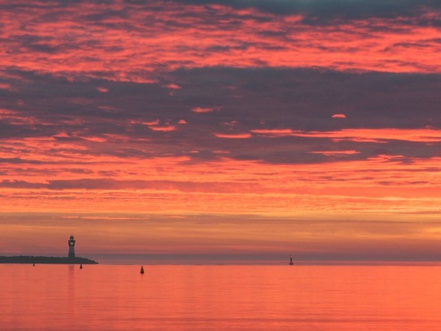 Romantische Sonnenuntergänge über dem Meer.