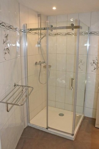 Das Badezimmer mit großer Dusche