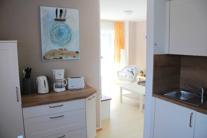 Blick von der Küche ins Wohnzimmer