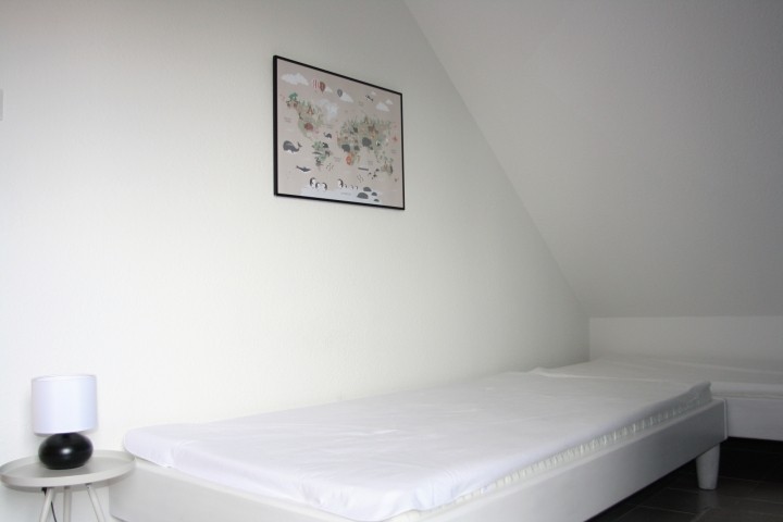 Schlafzimmer mit zwei Einzelbetten