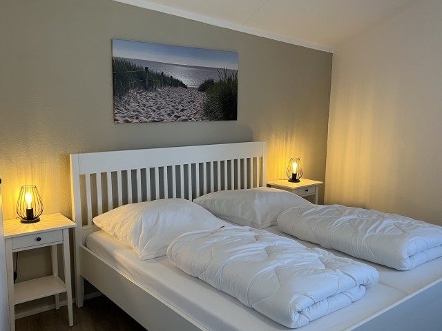 Schlafzimmer mit Fernseher und Fliegengitter