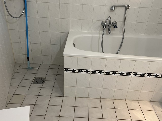 Separate Dusche und Wanne
