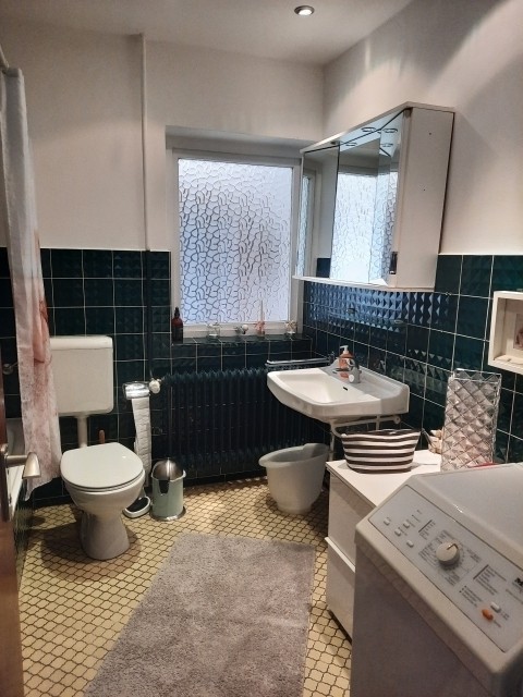 Bad mit Badewanne 