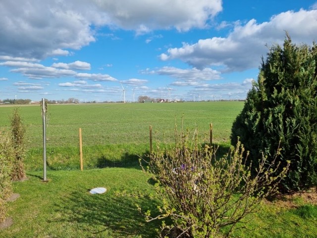 Hinter dem Haus nur Weite