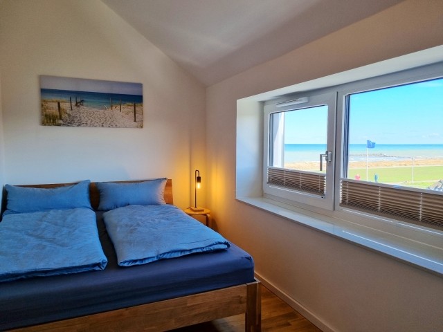 Doppelbettschlafzimmer mit Meerblicka