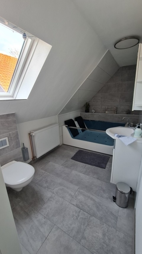 Whirlpoolwanne im Bad im OG