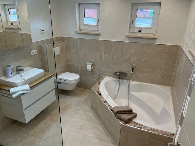 Badezimmer mit großzügiger Eckbadewanne