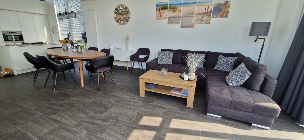 großes Wohnzimmer mit gemütlicher Couch