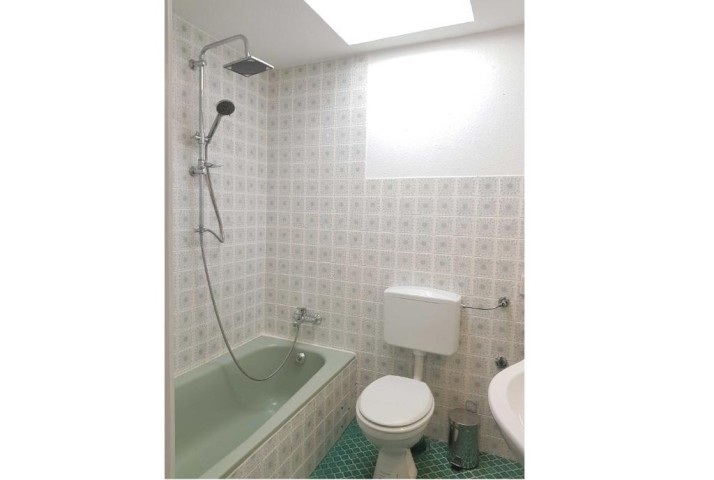 1. Badezimmer mit Badewanne