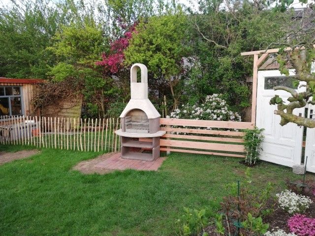 Garten mit Grillkamin 