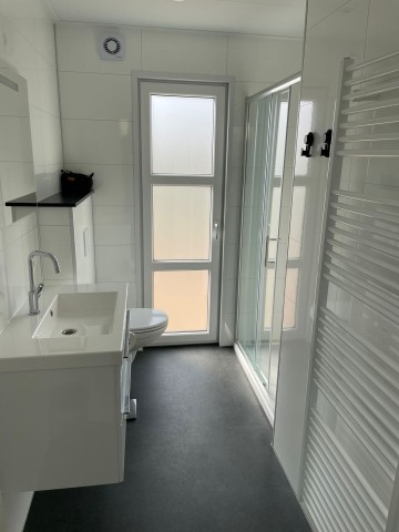 ein geräumiges Bad mit Tageslicht und großem Fenster
