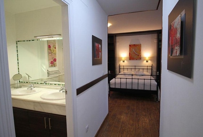 Blick ins Bad und Schlafzimmer Erdgeschoss 