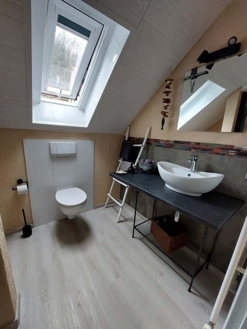 modernes helles Badezimmer 