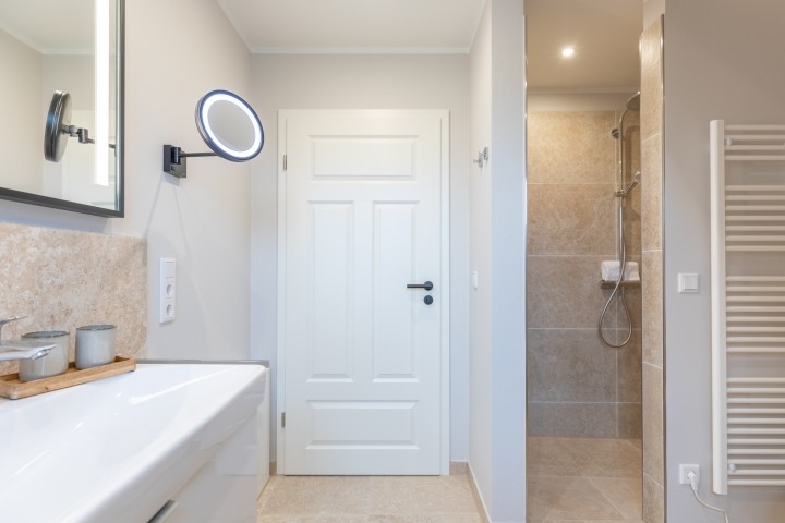 Biikehuus West - Modernes Duschbad mit bodengleicher Dusche 