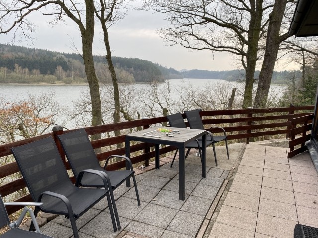 eingezäunte Terrasse mit Seeblick