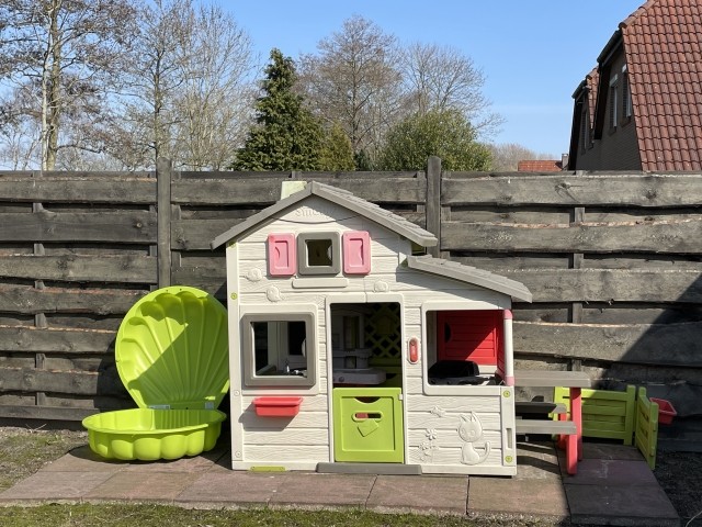 Spielhaus mit Küche und Grill und Sandkasten 