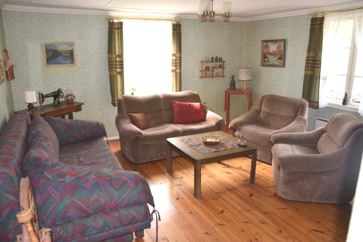 großes Wohn- Schlafzimmer mit Doppelbett (auf dem Foto als Sofa gekippt)und Kamin