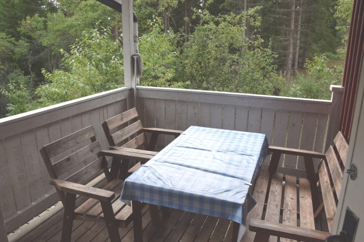 überdachte Terrasse mit hochwertigen Holzmöbeln
