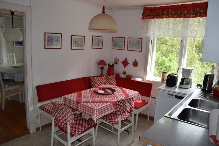 große gemütliche helle Wohnküche neben Speisezimmer