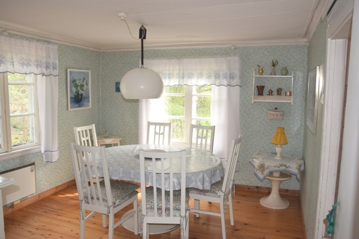 helles Speisezimmer mit Blick über Teile des Grundstücks