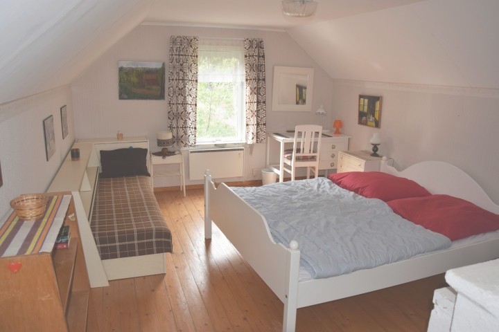 großes Kamin-Schlafzimmer oben mit Doppelbett und Einzelbett