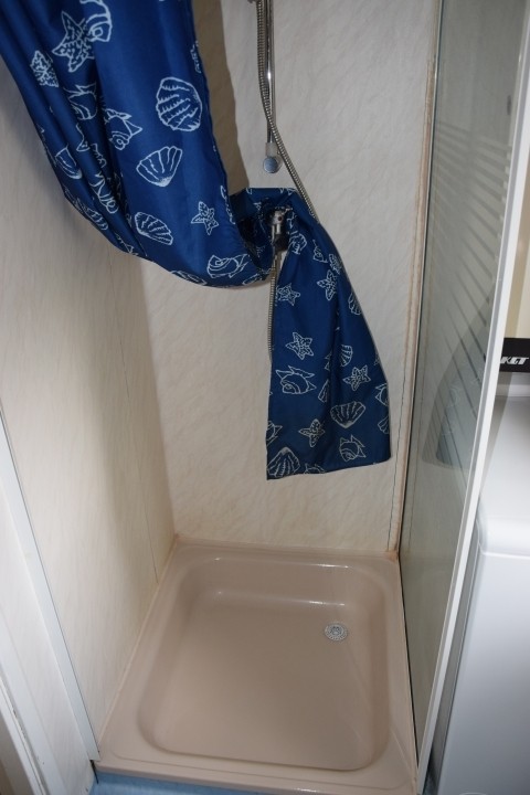 Dusche neben Waschmaschine