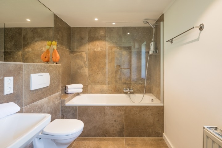 Dörpshus - Badezimmer mit Badewanne im EG 