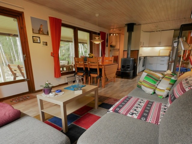 Der offene Wohn-Essbereich mit gemütlicher Eck-Couch