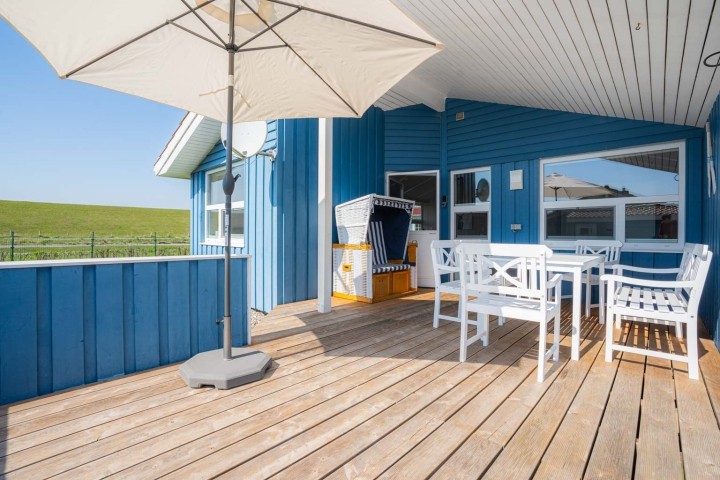 Sonnige Terrasse nach Südwesten mit Deichblick