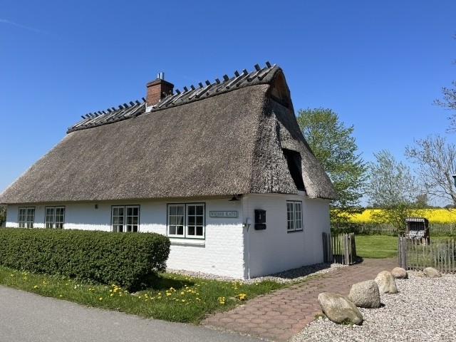 Weiße Kate in Rabenholz 