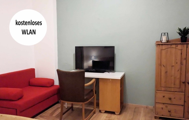 Arbeitsplatz mit TV