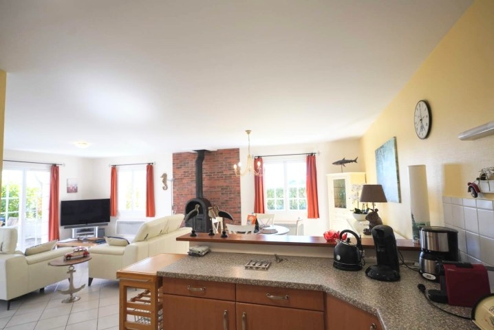 Blick der Küche in den Wohnraum