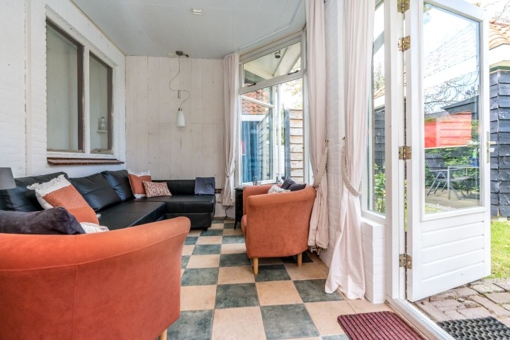 Das kleine aber feine Wohnzimmer hat eine komfortable Sitzecke