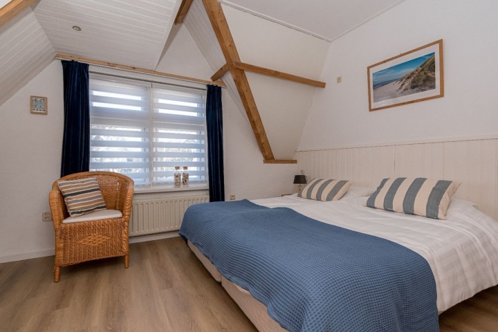 Großes Schlafzimmer mit zwei Einzelbetten (Boxsprings) und SMART TV