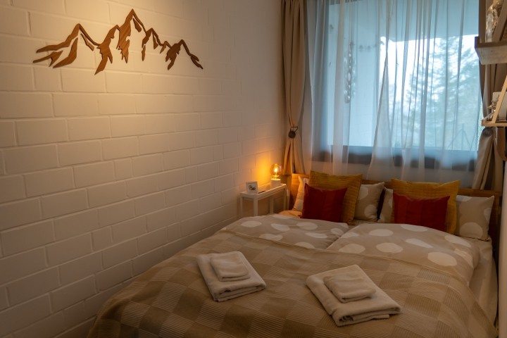 Schlafzimmer, rahmenloses Bett 160x200cm