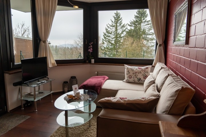 Wohnzimmerbereich mit Smart TV und Soundbar 