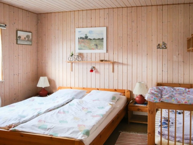 Das Schlafzimmer mit Gitterbett