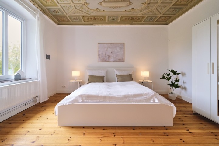 Schlafzimmer zur Hofseite mit Doppelbett (160x200cm)