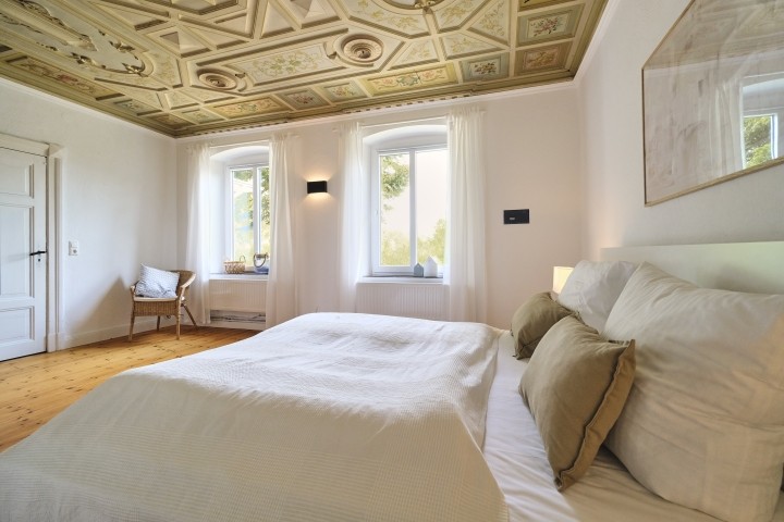 Imposanter Blick vom Bett in den schönen Raum