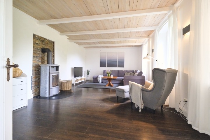 Großzügiges Wohnzimmer mit Kaminofen