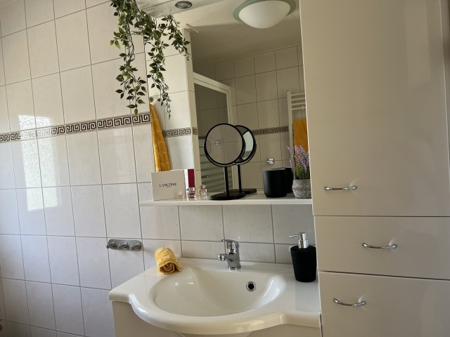 Badezimmer mit Dusche 