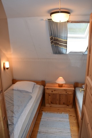 kleines Schlafzimmer oben mit 2 Einzelbetten